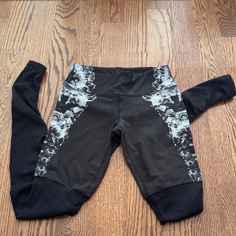 EUC ALO Yoga Black and Gray Leggings